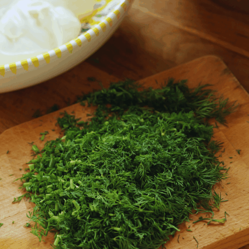 śledzie w sosie koperkowym, krojenie koperku