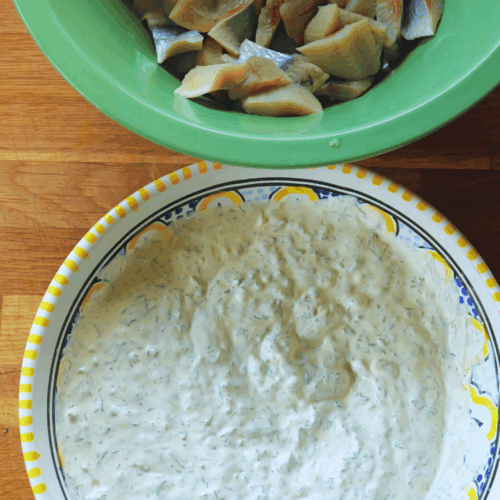 śledzie w sosie koperkowym, mieszanie sosu