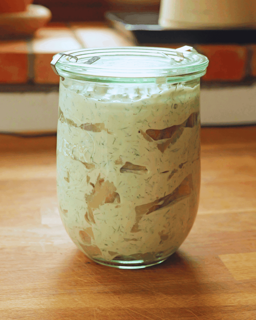 śledzie w sosie koperkowym przechowywanie chłodzenie