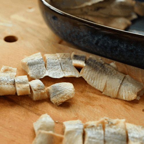 śledzie w sosie musztardowym, krojenie filetów