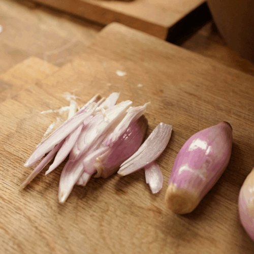 śledzie z oliwą z oliwek krojenie cebuli