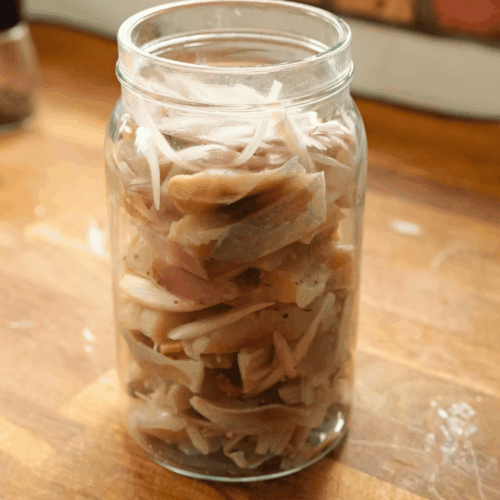 śledzie z oliwą z oliwek układanie w słoiku