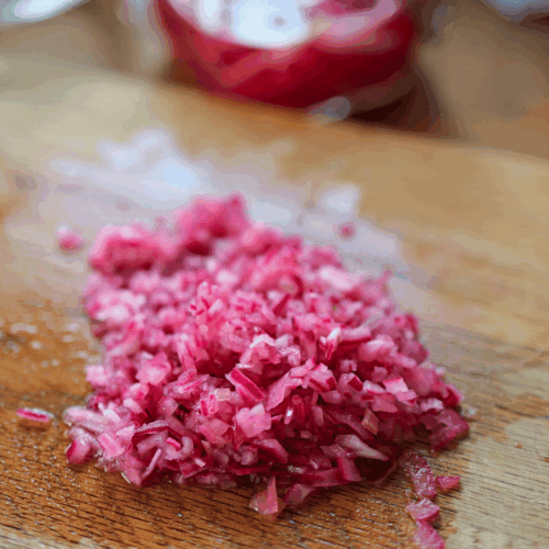 tatar ze śledzia krojenie cebuli piklowanej