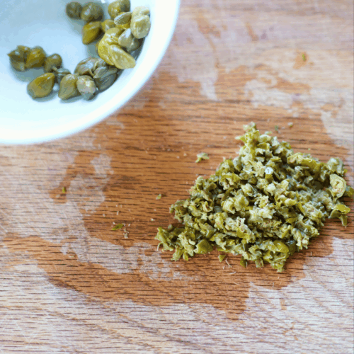 tatar ze śledzia siekanie kaparów