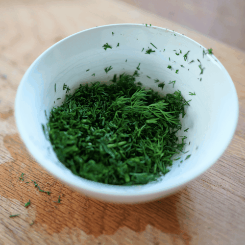 tatar ze śledzia siekanie koperku