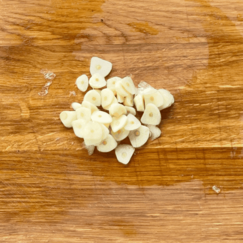 pak choi po chińsku, Krojenie czosnku