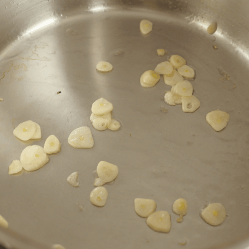 pak choi po chińsku, smażenie czosnku