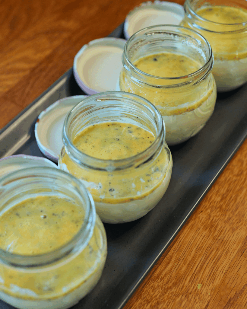 panna cotta z marakują, Nakładanie sosu