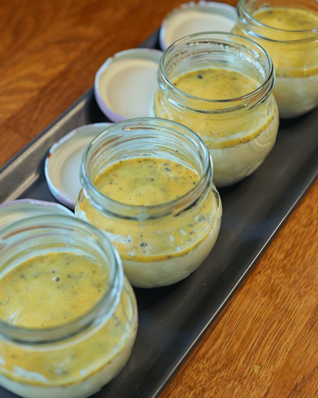 panna cotta z marakują, Nakładanie sosu