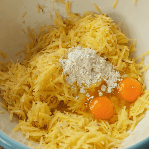 pieczone placki ziemniaczane, dodanie jajek i mąki