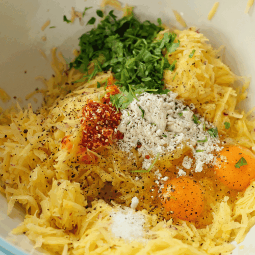 pieczone placki ziemniaczane, dodanie przypraw i kolendry