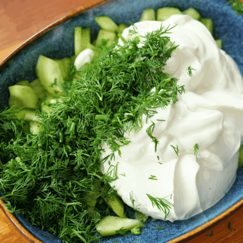 pieczone placki ziemniaczane, dodanie reszty składników tzatziki