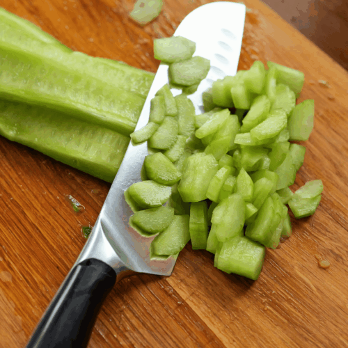 pieczone placki ziemniaczane, krojenie ogórka