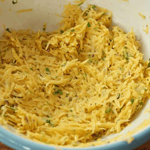 pieczone placki ziemniaczane, mieszanie masy