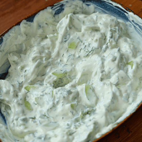 pieczone placki ziemniaczane, mieszanie tzatziki