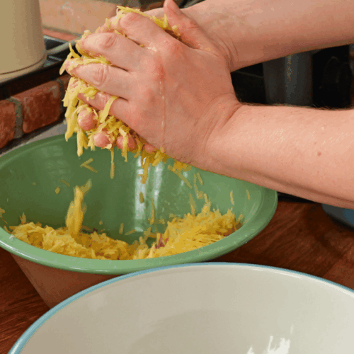 pieczone placki ziemniaczane, odciskanie masy