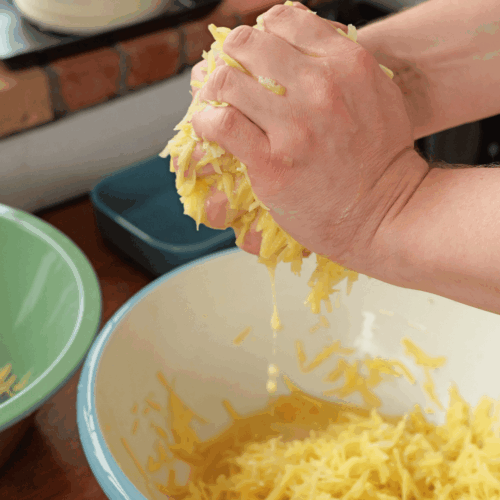 pieczone placki ziemniaczane, odciskanie ziemniaków