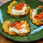 pieczone placki ziemniaczane, podanie