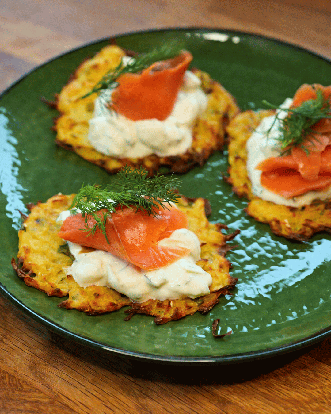 pieczone placki ziemniaczane, podanie