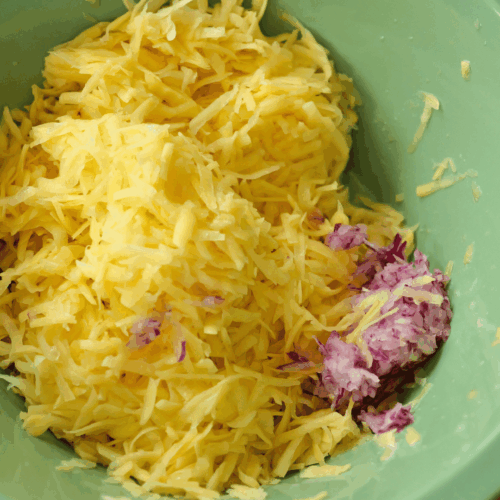 pieczone placki ziemniaczane, tarcie cebuli