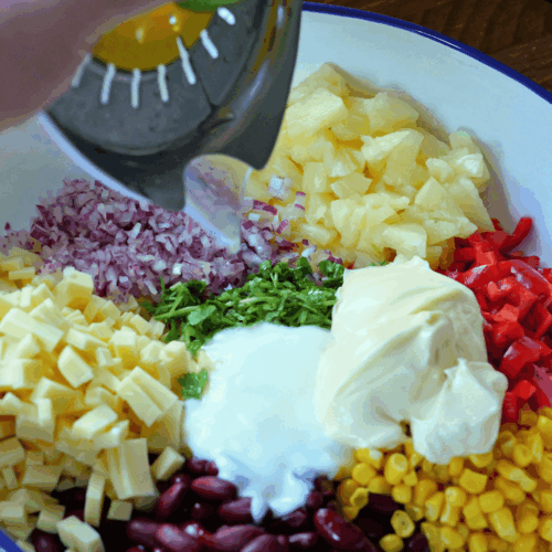 sałatka meksykańska, dodajemy sos