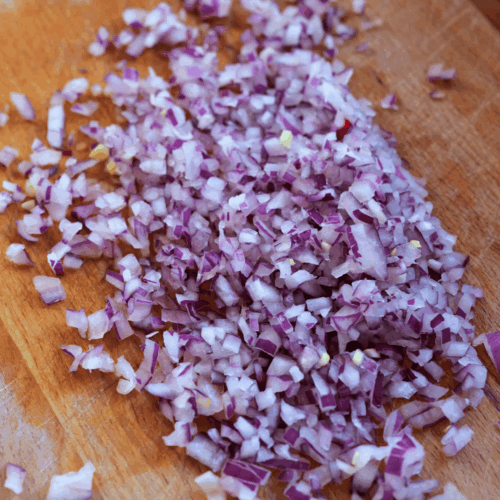 sałatka meksykańska, kroimy drobno cebulę