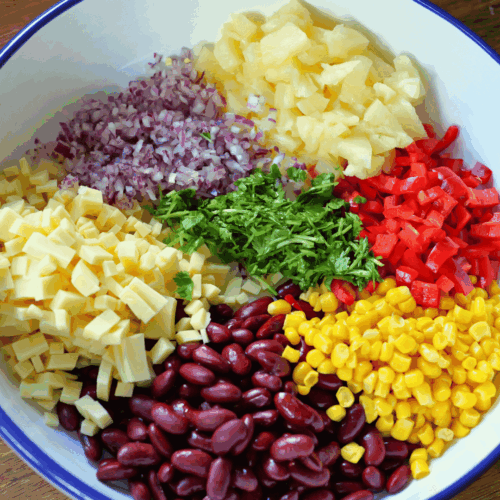 sałatka meksykańska, łączymy składniki