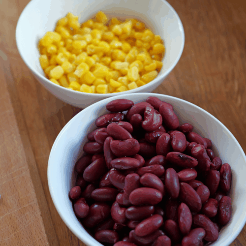 sałatka meksykańska, odsączamy składniki z puszki