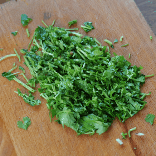 sałatka meksykańska, siekamy kolendrę