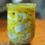 śledzie z cebulą w oleju lnianym