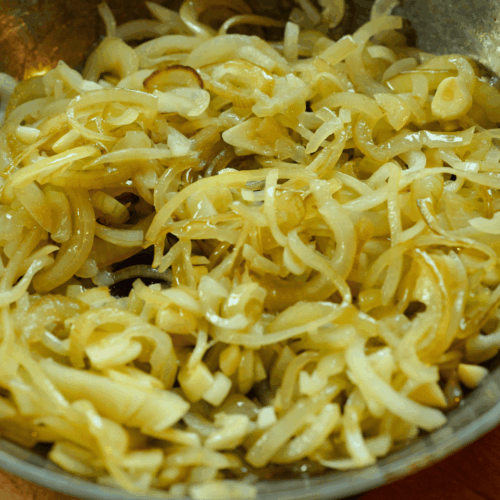 śledzie z cebulą w oleju lnianym, dodanie czosnku