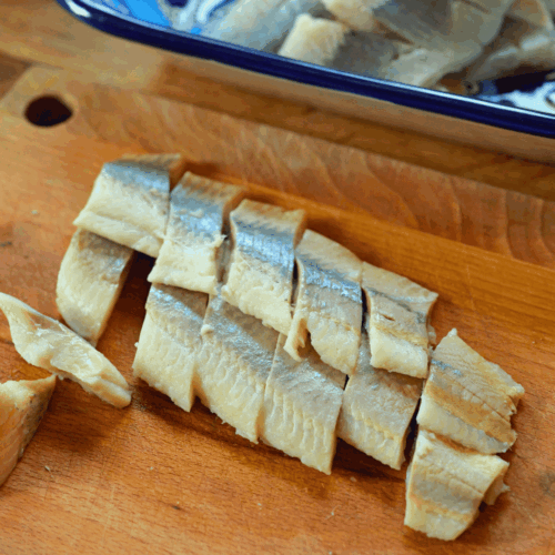 śledzie z cebulą w oleju lnianym, krojenie śledzi
