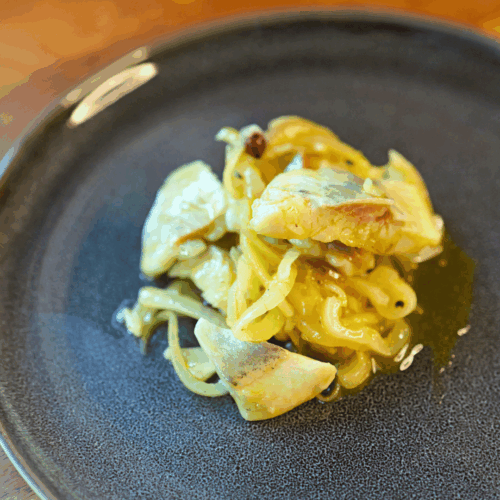 śledzie z cebulą w oleju lnianym, podajemy 4