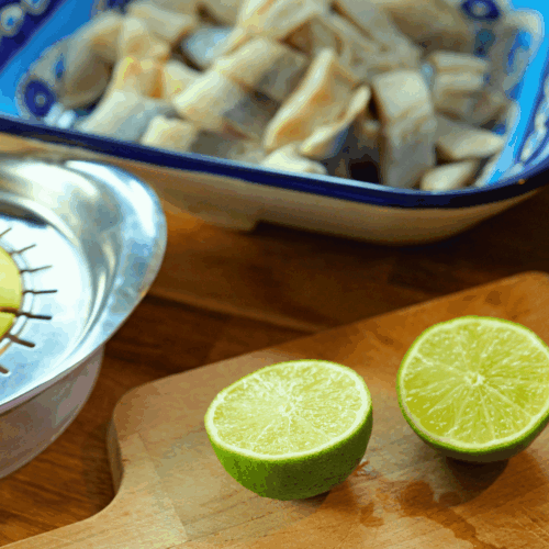 śledzie z cebulą w oleju lnianym, skrapianie śledzi sokiem z limonki