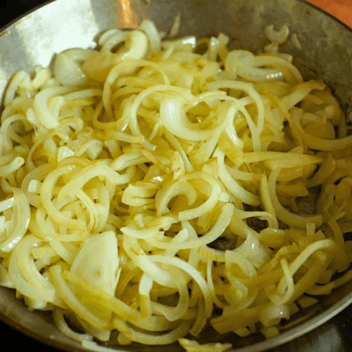 śledzie z cebulą w oleju lnianym, smażenie cebuli