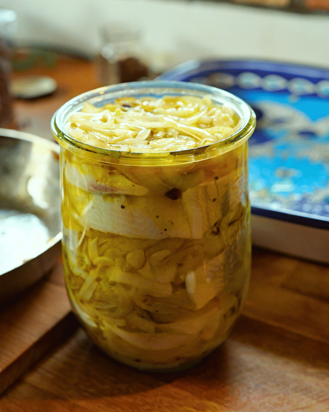 śledzie z cebulą w oleju lnianym, uzupełnienie olejem