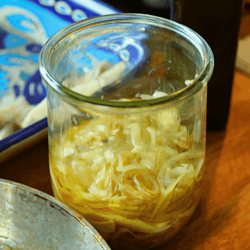 śledzie z cebulą w oleju lnianym, układanie warstw