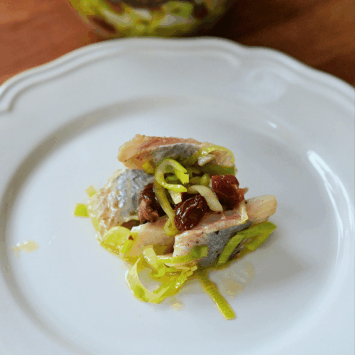 śledzie z porem podawanie