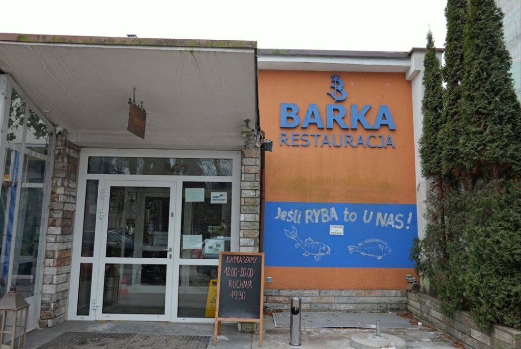 bufet śledziowy Barka Kołobrzeg elewacja i wejście
