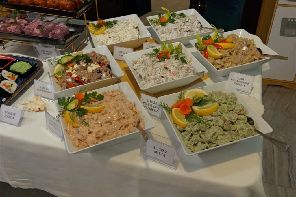 bufet śledziowy Barka Kołobrzeg sałatki śledziowe