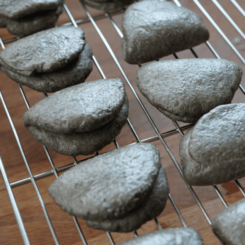 czarne bułeczki bao wykładamy na kratkę