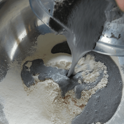 czarne bułeczki bao długo wyrabiamy ciasto