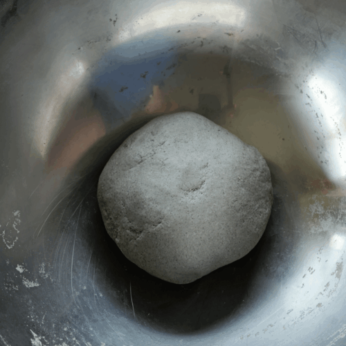 czarne bułeczki bao ponownie wyrabiamy ciasto