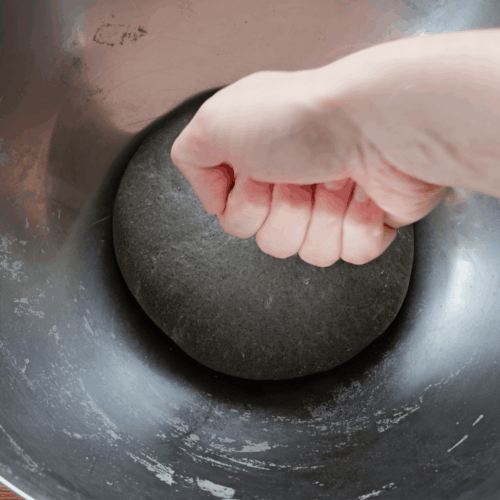 czarne bułeczki bao ponownie wyrabiamy ciasto