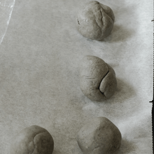 czarne bułeczki bao formujemy kuleczki