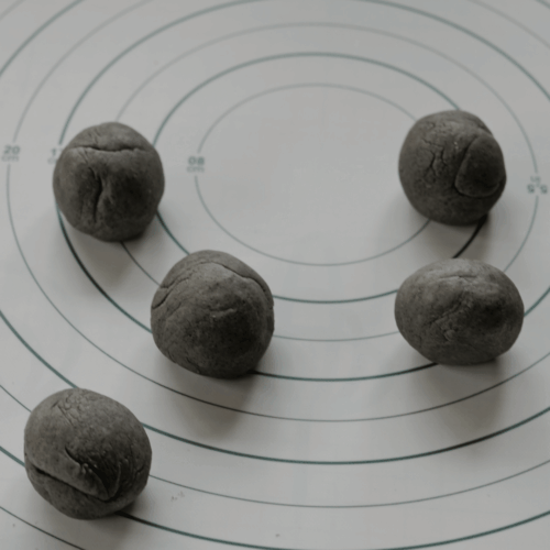 czarne bułeczki bao kilka kulek zostawiamy