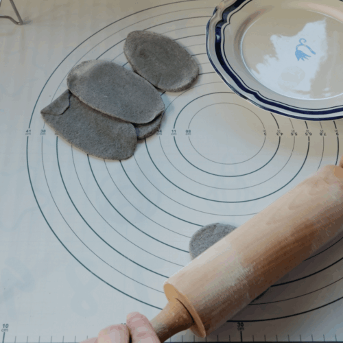 czarne bułeczki bao wałkowanie