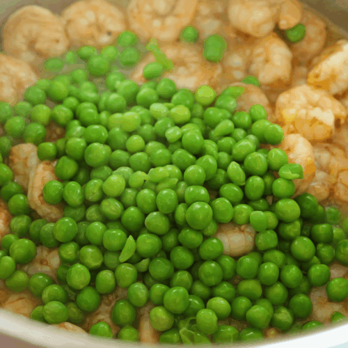 smażone krewetki z groszkiem, dodajemy groszek