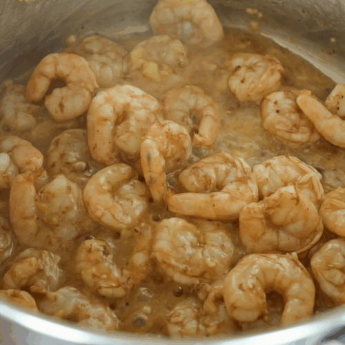 smażone krewetki z groszkiem, dodajemy krewetki