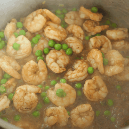 smażone krewetki z groszkiem, dodajemy sos